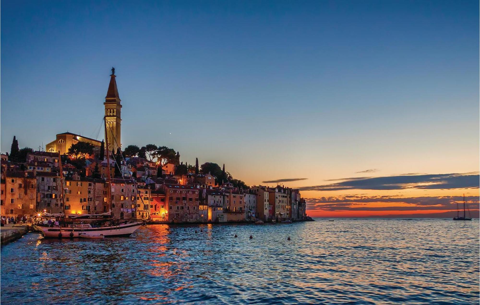 Stunning apartment in Rovinj with 2 Bedrooms&WiFi Buitenkant foto